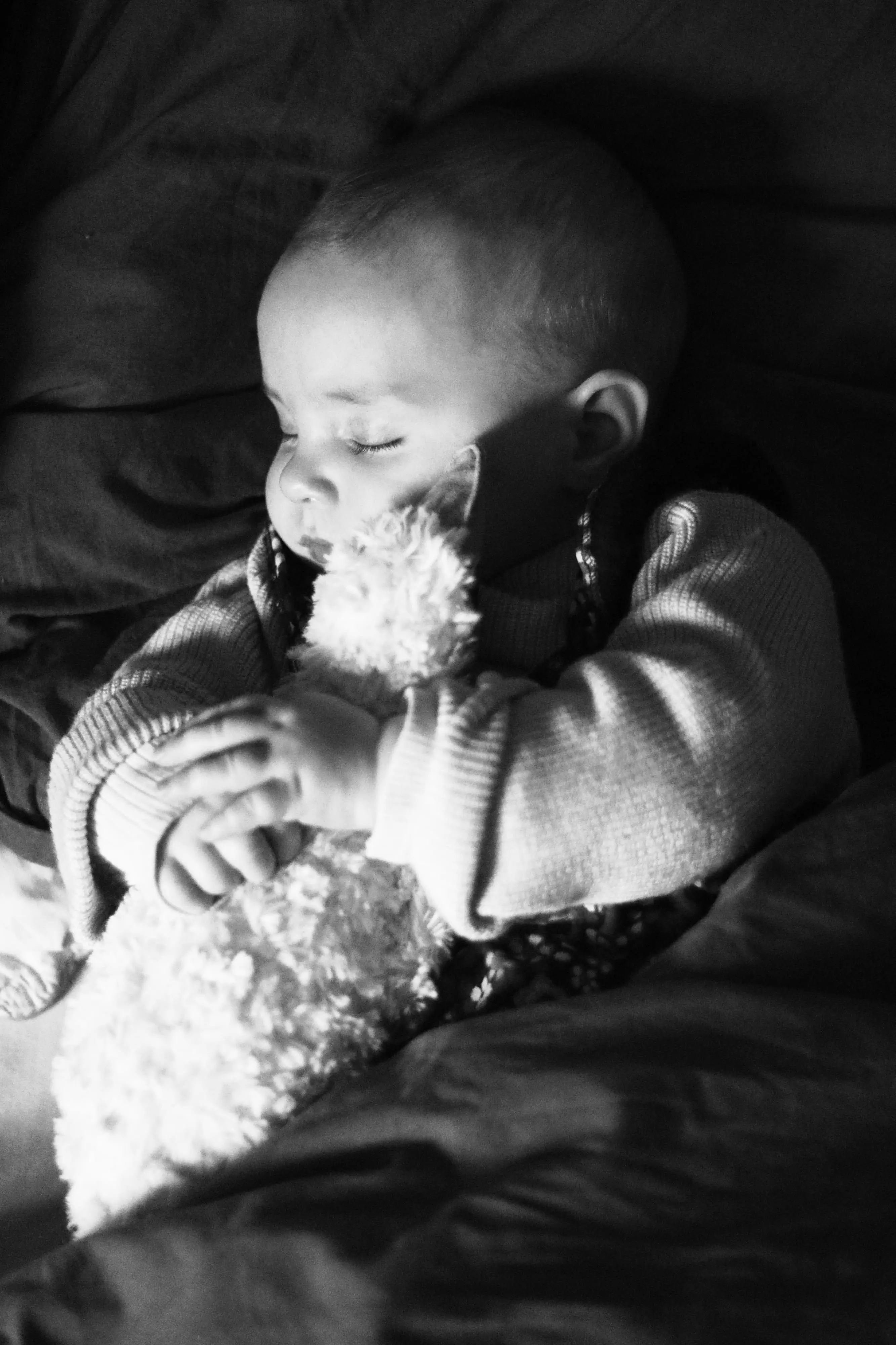 Un bébé paisiblement endormi