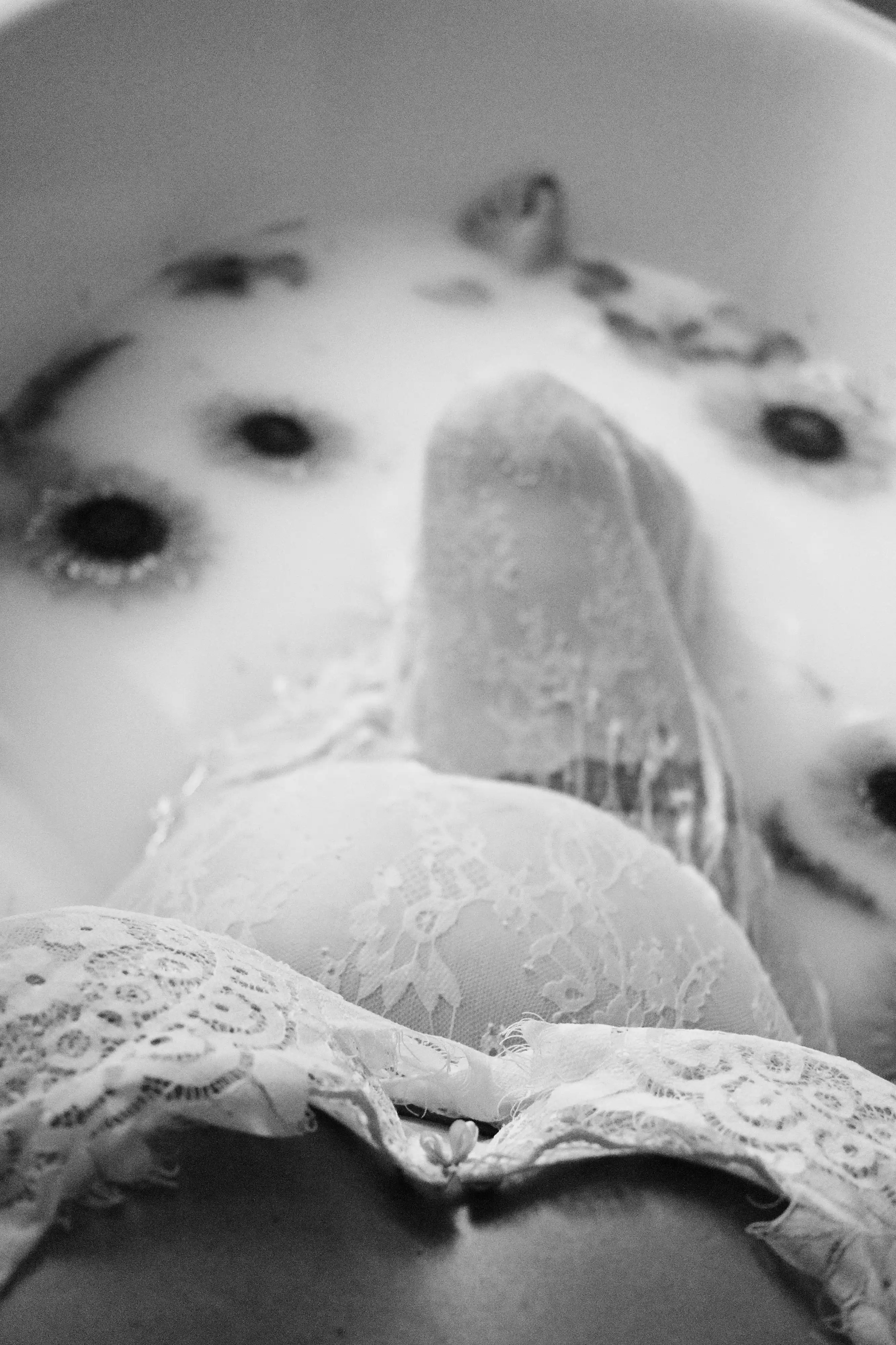 Une femme allongée dans un bain de lait décoré avec des tournesols