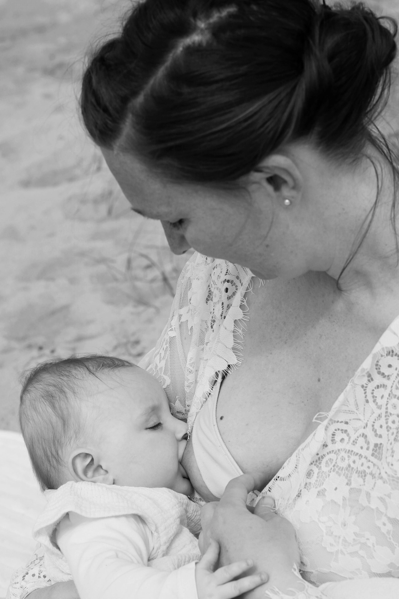 Un bébé tète sa maman